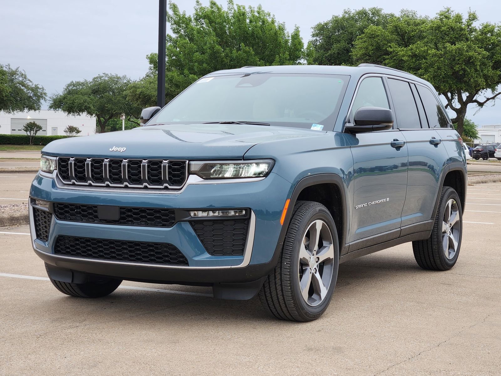 New 2026 Jeep Grand Cherokee Limited RWD image 2