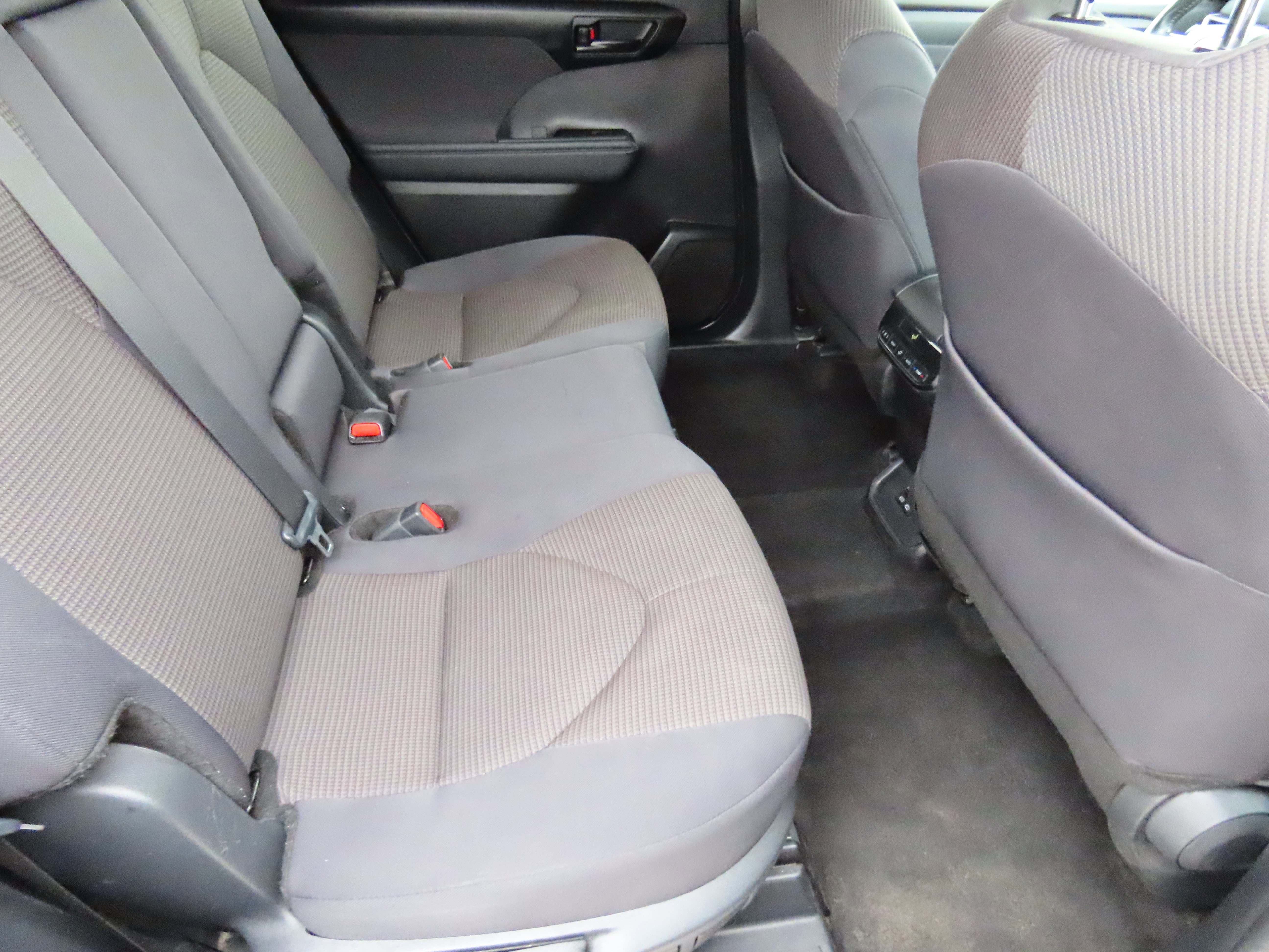 Used 2024 Toyota Highlander LE image 13