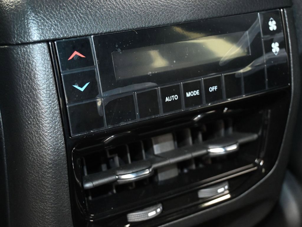 Used 2024 Jeep Grand Cherokee L Laredo image 32