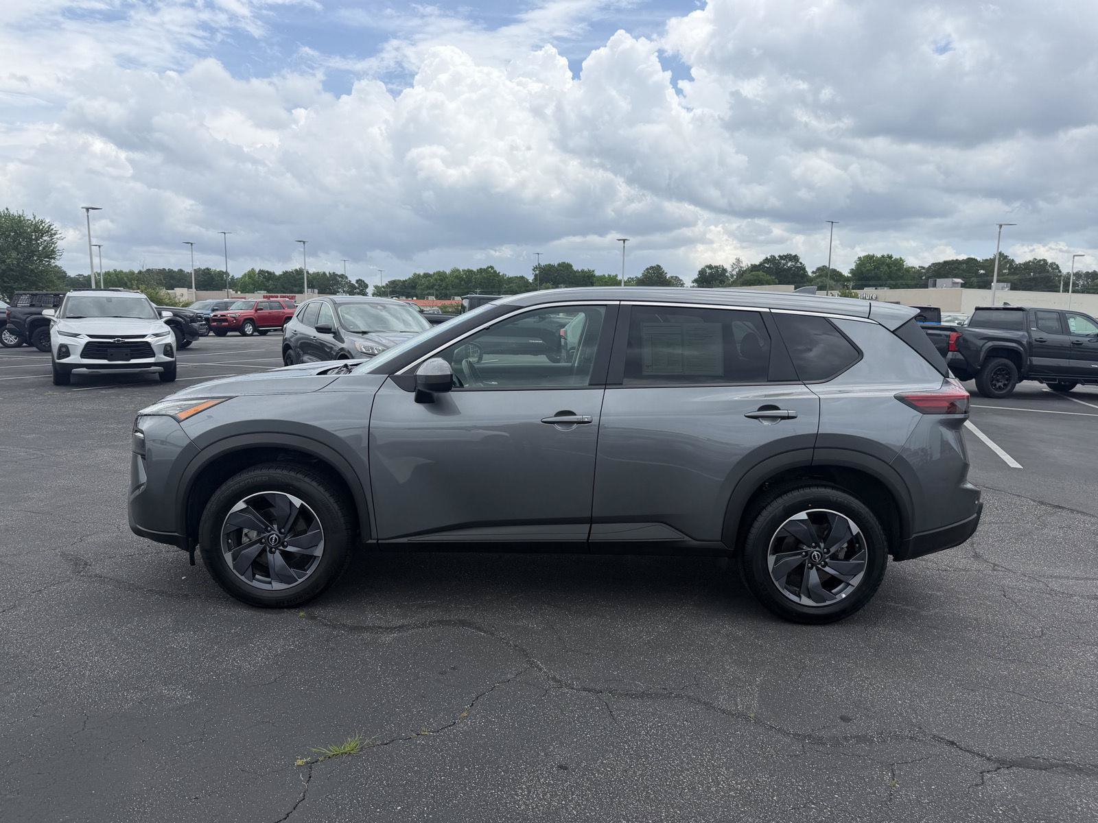 Used 2025 Nissan Rogue SV FWD image 4