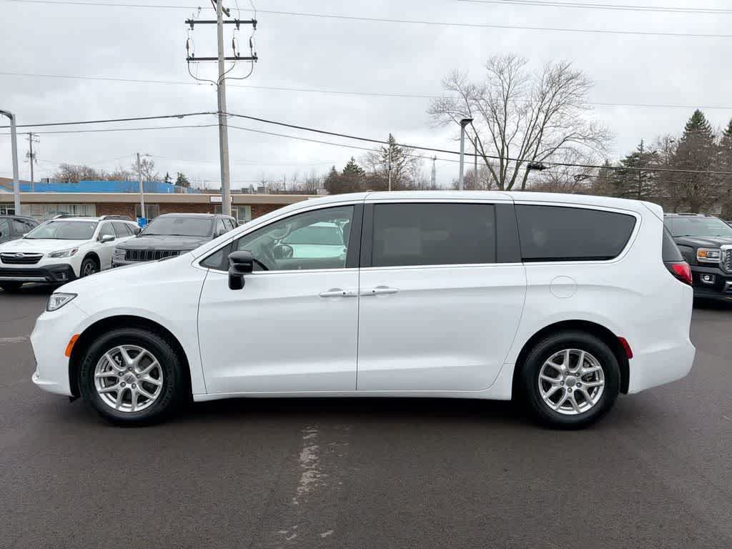 Used 2024 Chrysler Pacifica Touring-L FWD image 10