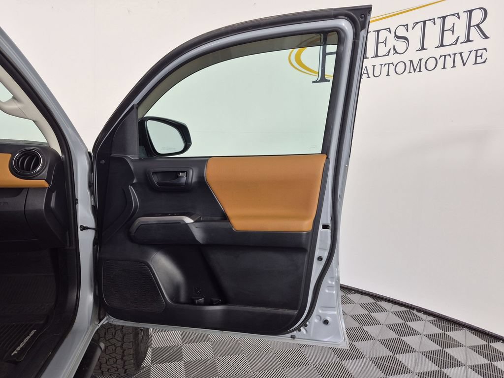 Used 2020 Toyota Tacoma SR5 AWD/4WD image 36