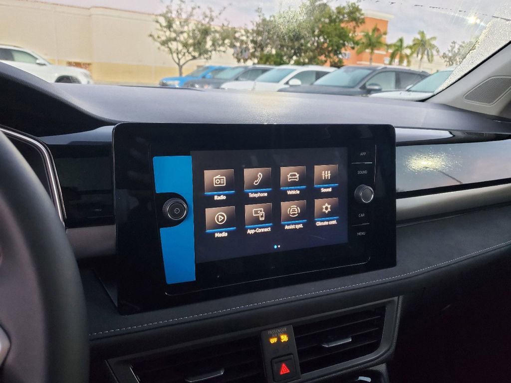 New 2025 Volkswagen Taos SE FWD image 9