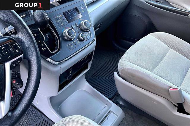 Certified 2018 Toyota Sienna L image 16
