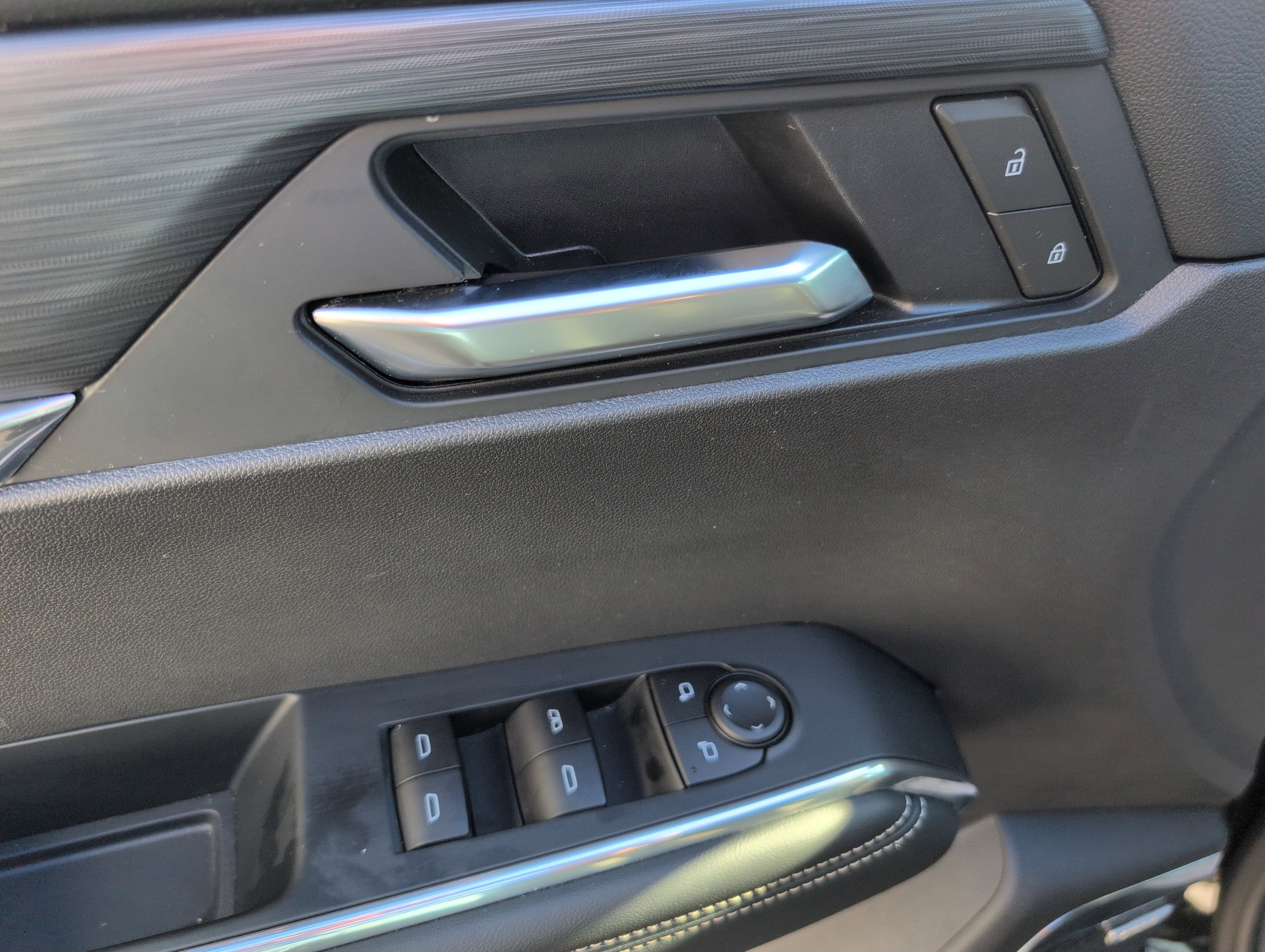 Used 2025 GMC Acadia Elevation image 15