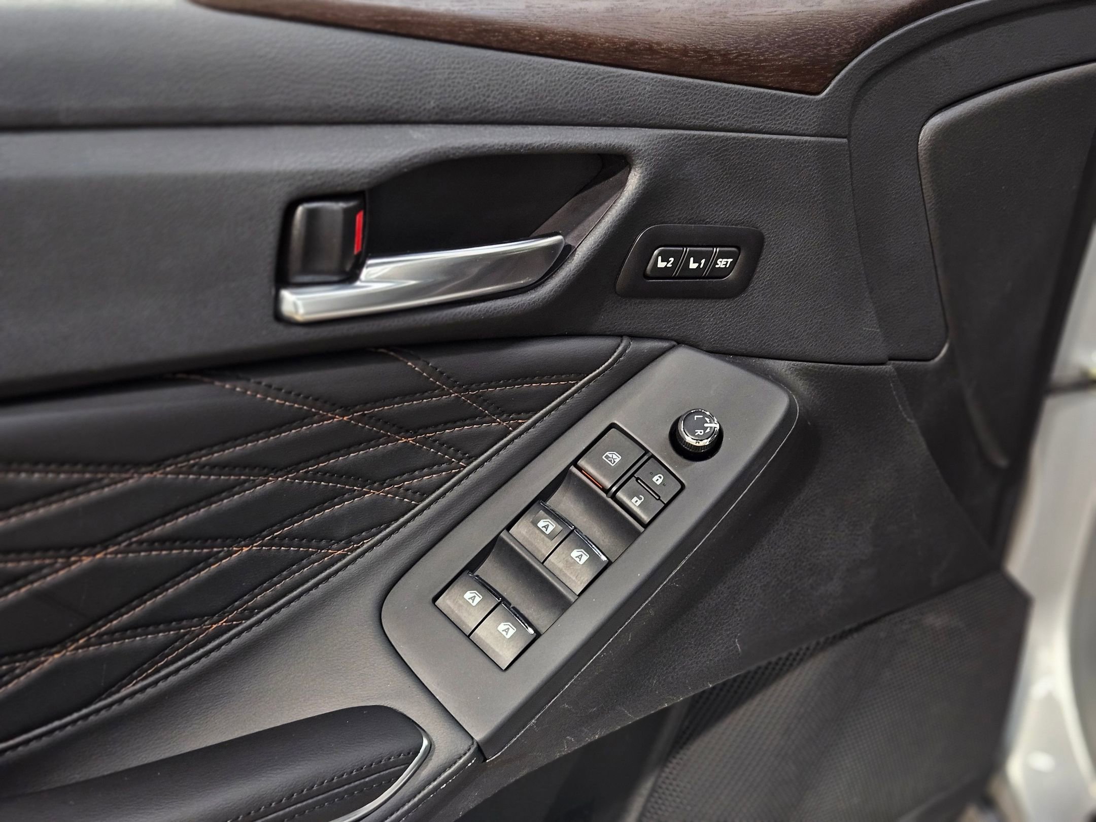 Used 2022 Toyota Avalon Limited image 21