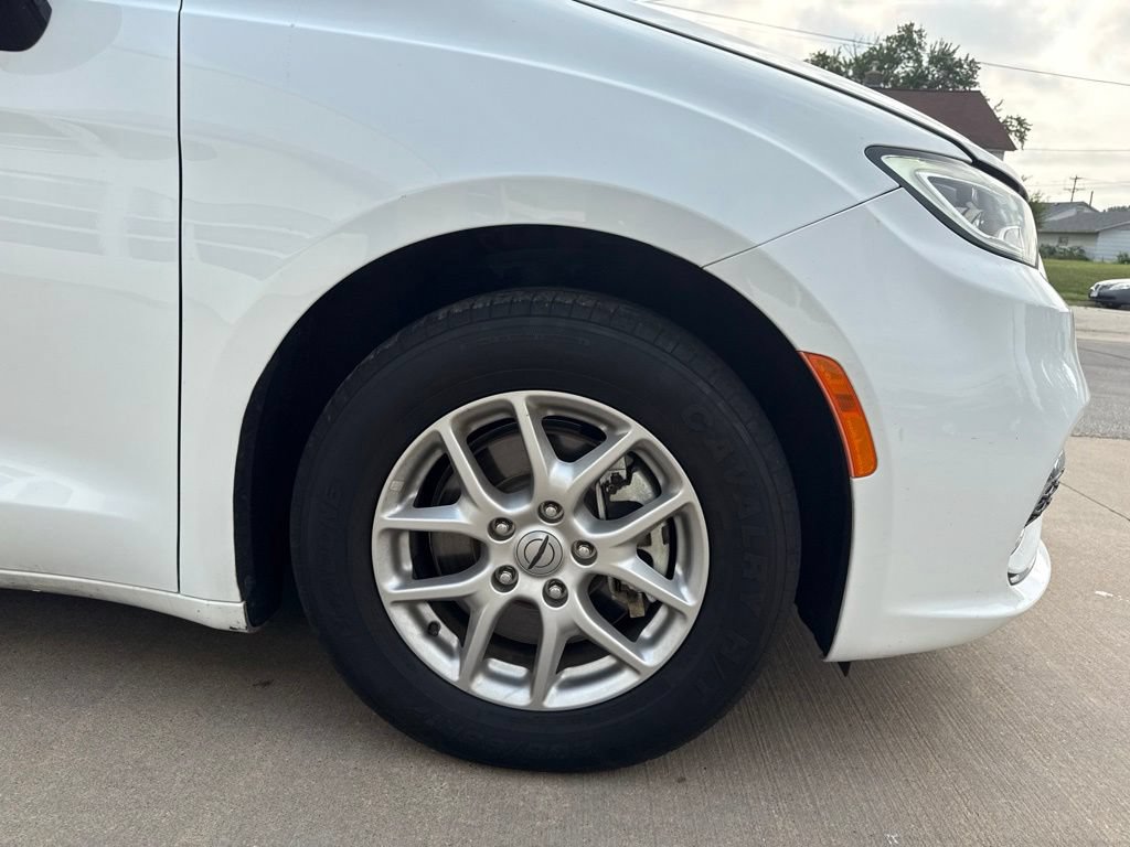 Used 2024 Chrysler Pacifica Touring-L FWD image 4