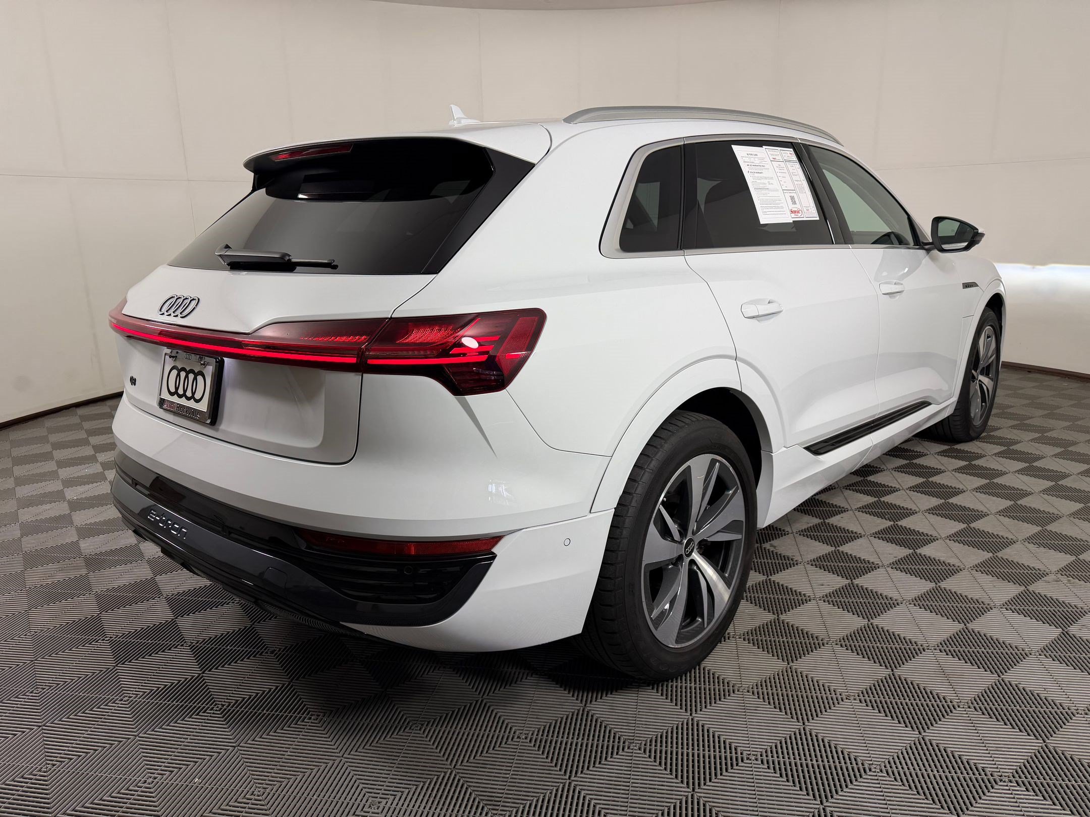 Used 2024 Audi Q8 e-tron Premium Plus w/ Premium Plus Package AWD/4WD image 9