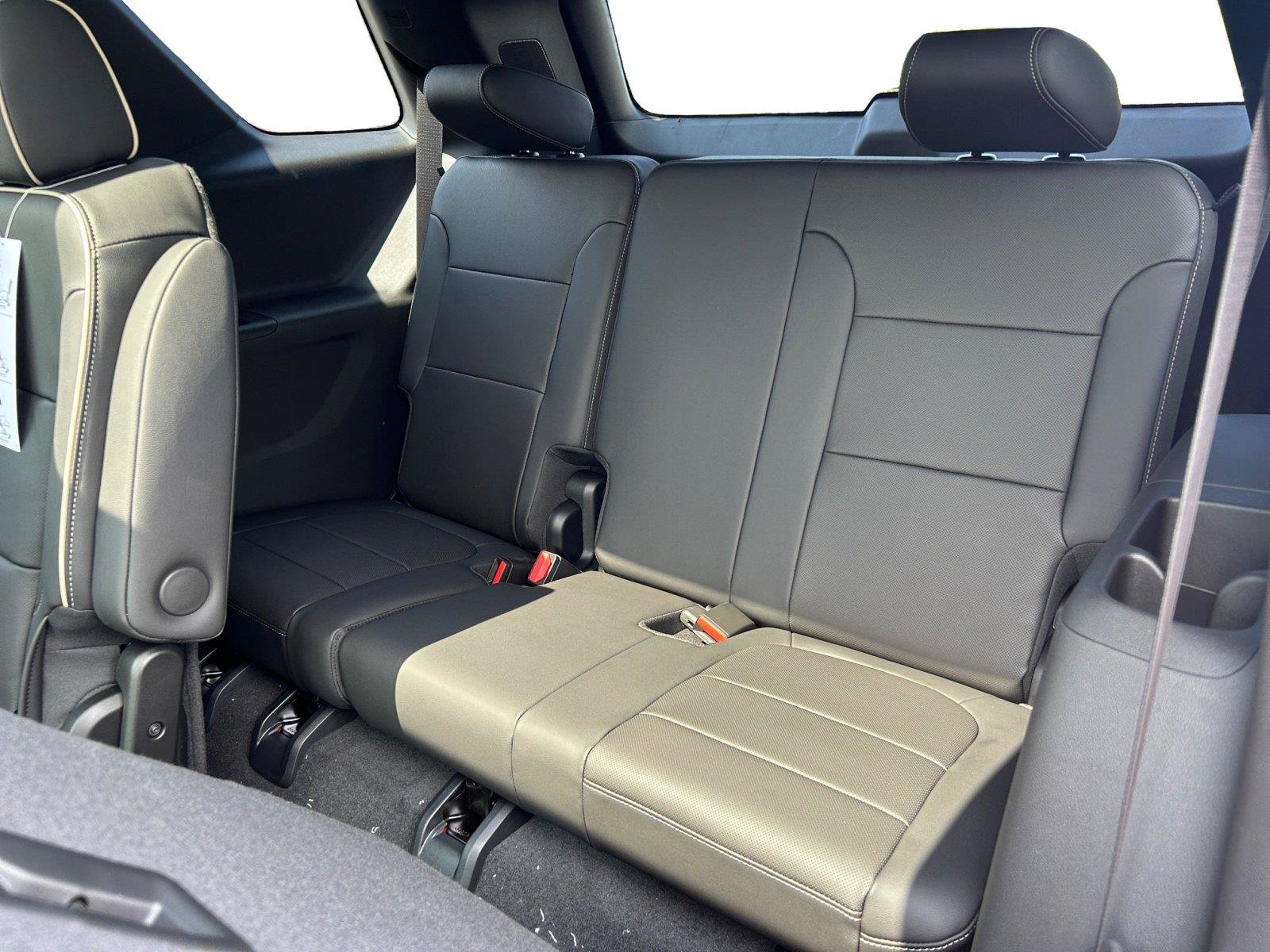 Used 2023 Chevrolet Traverse Premier FWD image 19
