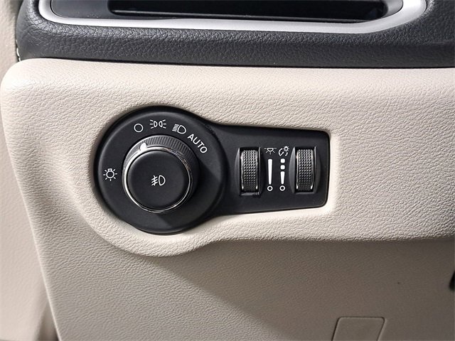 Used 2023 Chrysler Pacifica Touring-L image 22