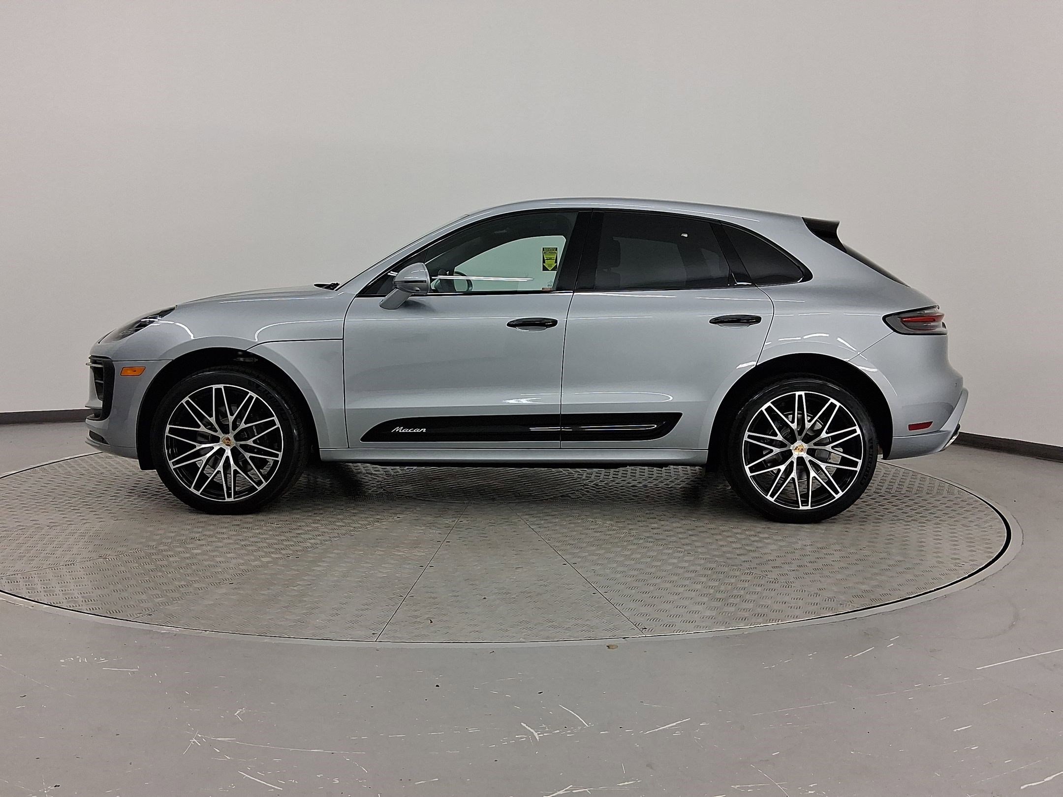 Used 2026 Porsche Macan image 2