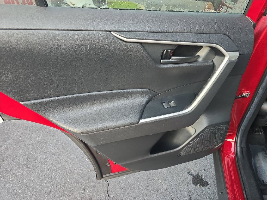 Used 2020 Toyota RAV4 LE FWD image 9