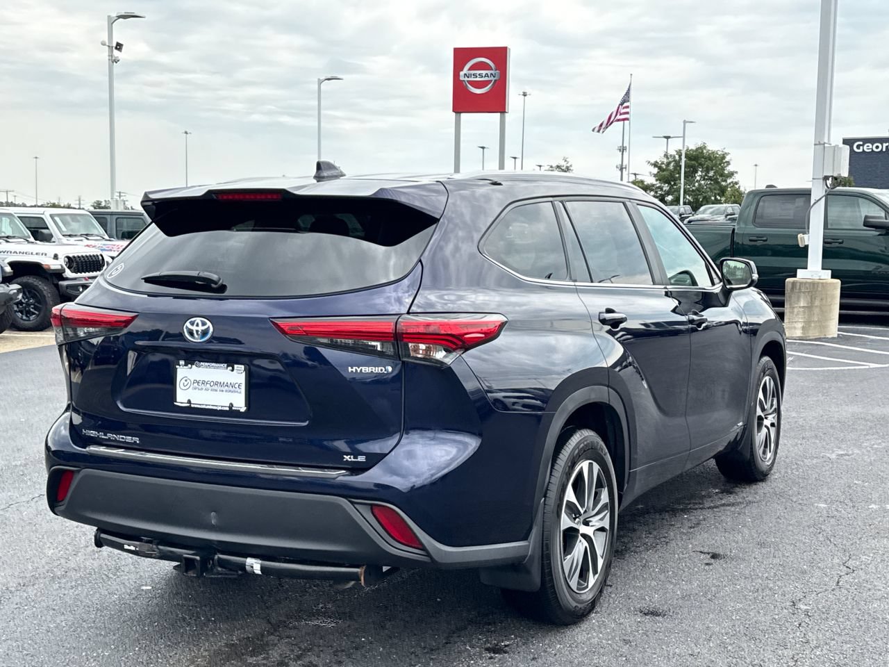 Used 2023 Toyota Highlander XLE AWD/4WD image 3