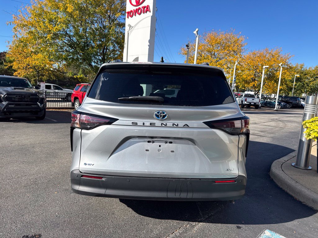 Used 2025 Toyota Sienna XLE FWD image 4