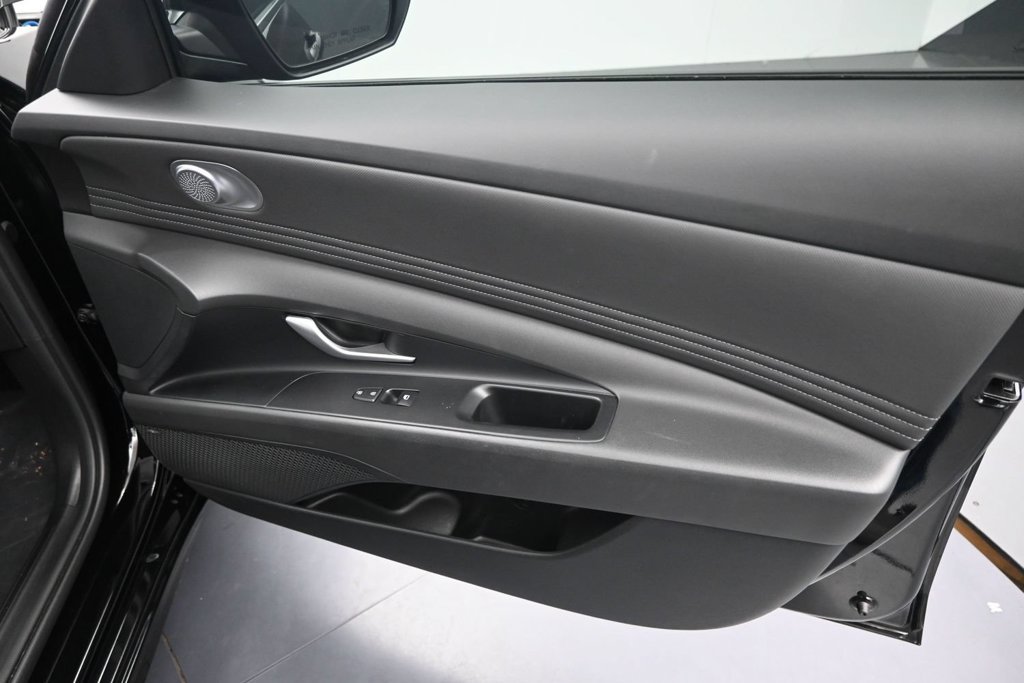 Used 2025 Hyundai Elantra Limited w/ Cargo Package FWD image 22
