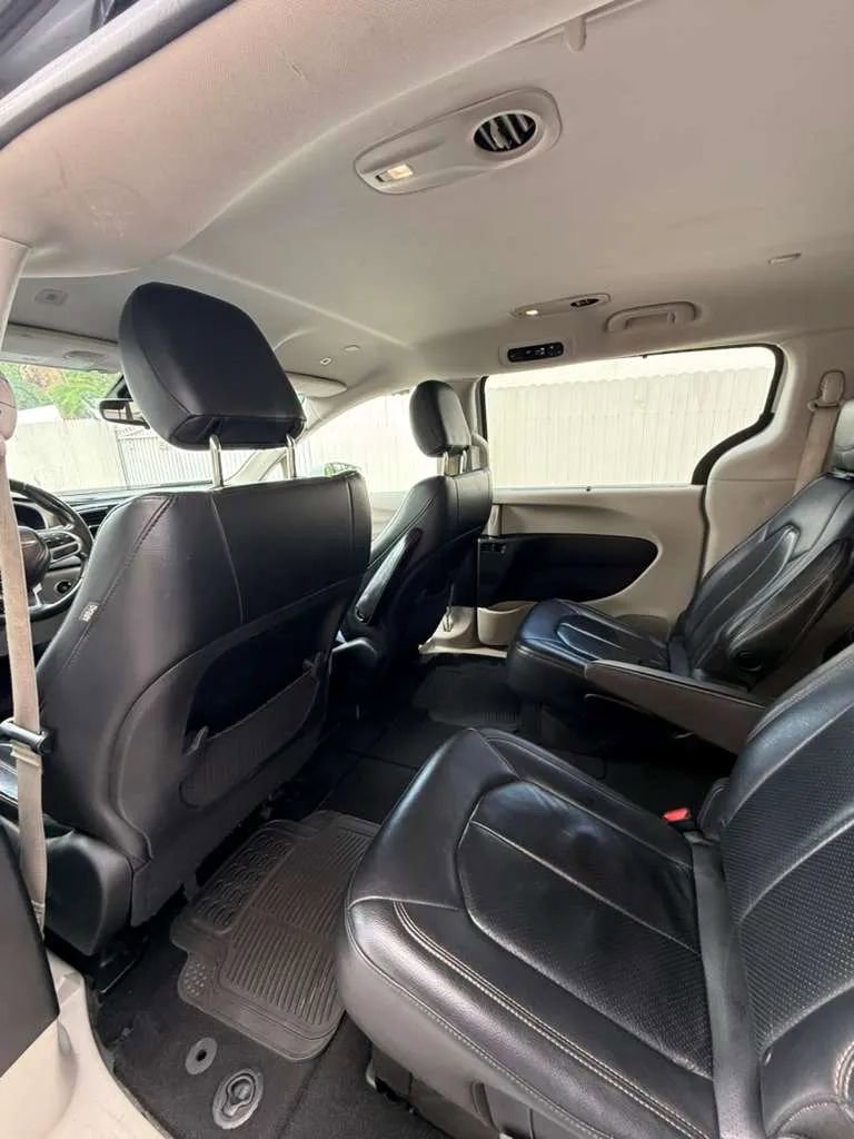 Used 2018 Chrysler Pacifica Touring-L FWD image 16