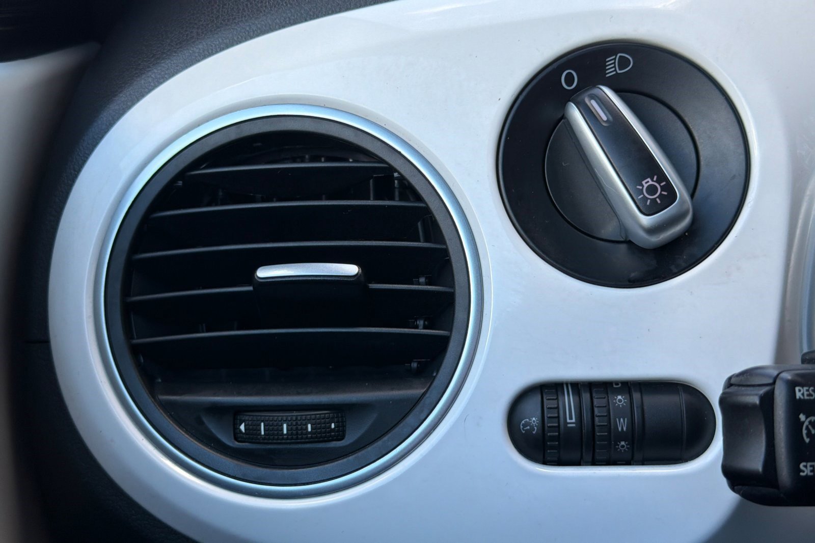 Used 2012 Volkswagen Beetle 2.5 image 33