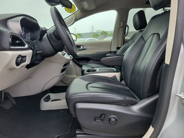 Used 2024 Chrysler Pacifica Touring-L image 16