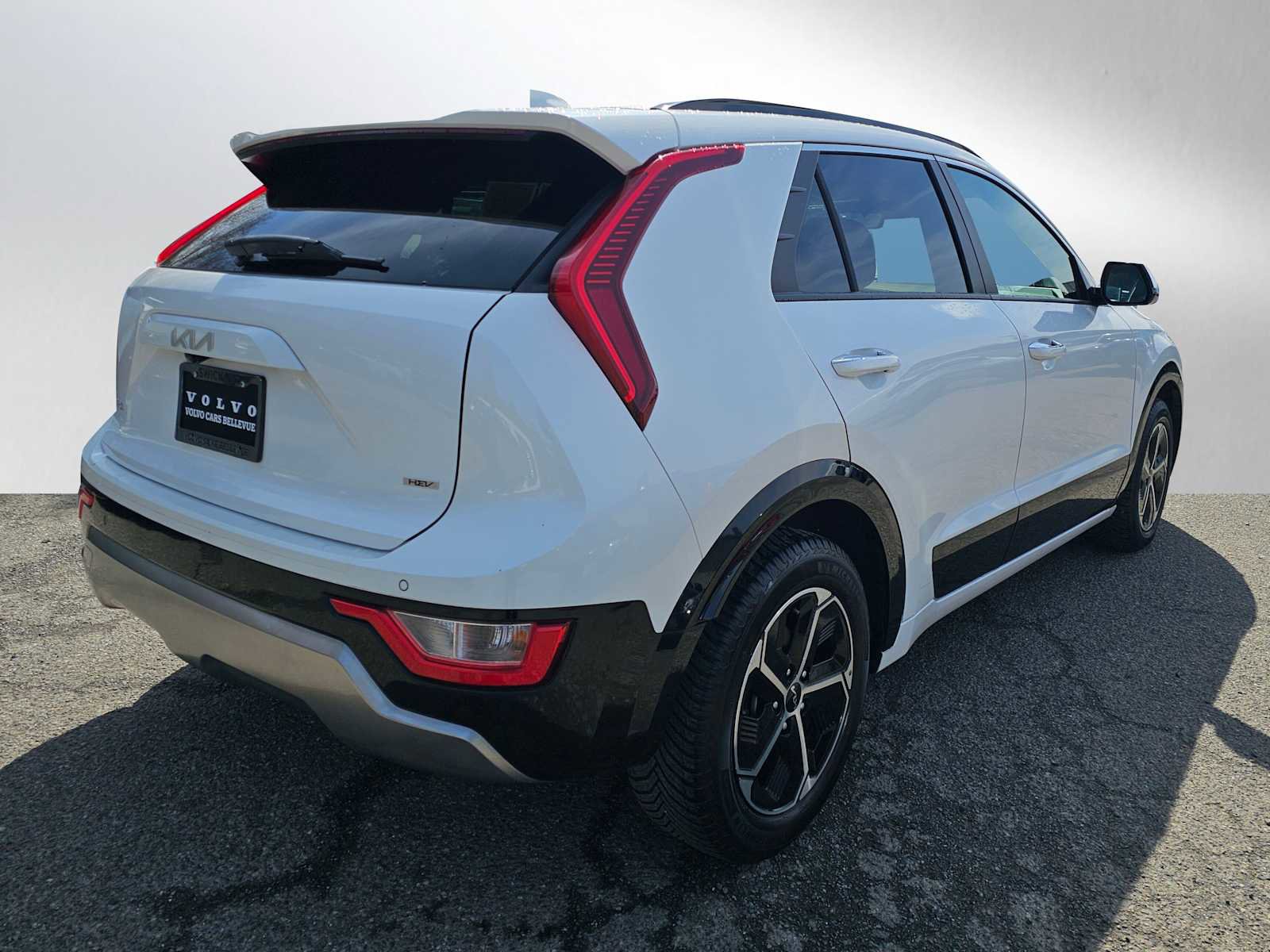 Used 2023 Kia Niro SX image 3