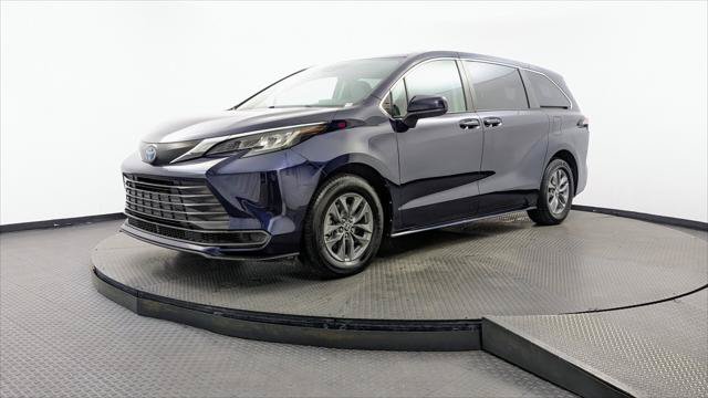 Used 2023 Toyota Sienna LE FWD image 2