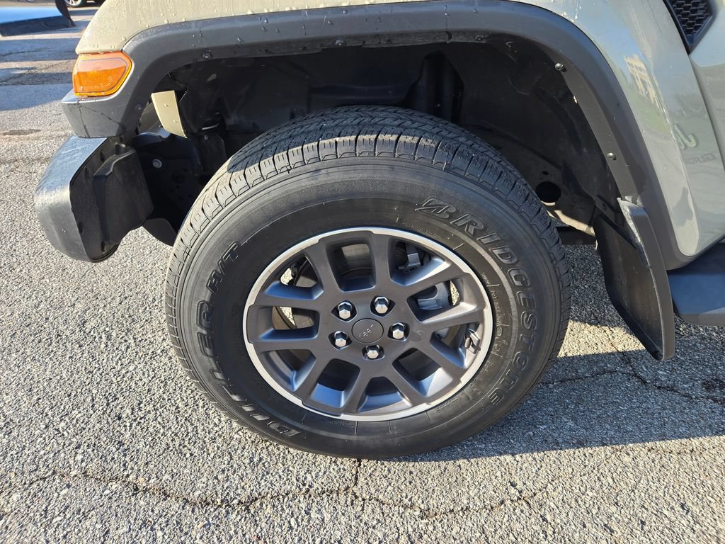 Used 2020 Jeep Gladiator Overland AWD/4WD image 11