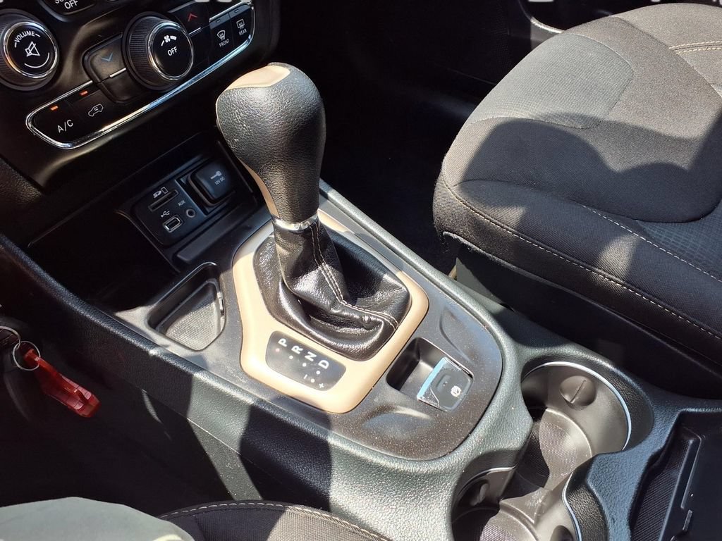 Used 2016 Jeep Cherokee Latitude w/ Safety/Convenience Group FWD image 9
