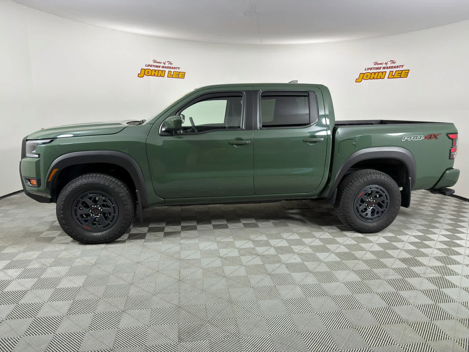Used 2026 Nissan Frontier PRO-4X w/ Tow Package AWD/4WD image 2