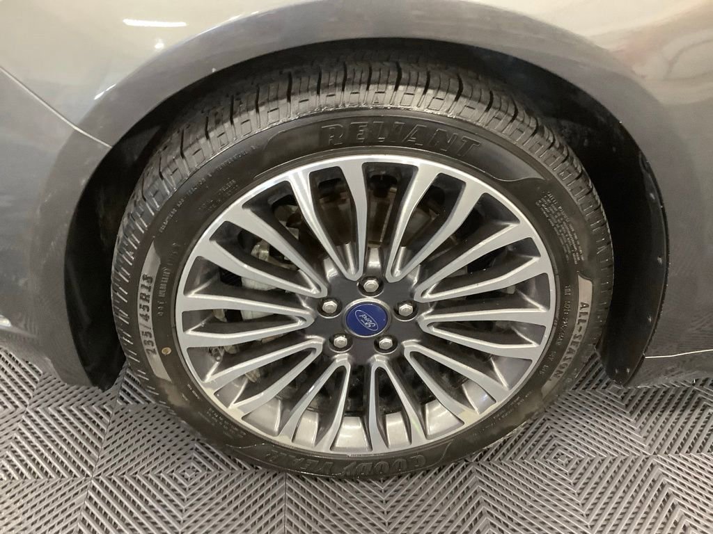 Used 2018 Ford Fusion SE w/ Fusion SE Technology Package image 2