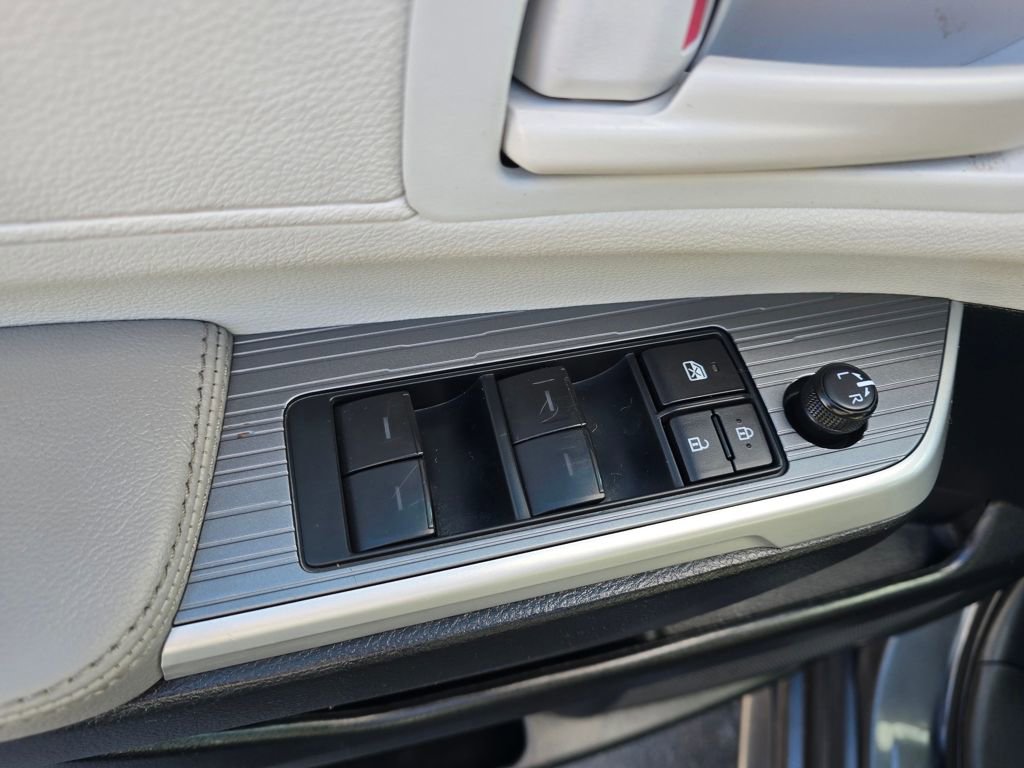 Used 2025 Toyota Sienna LE image 18