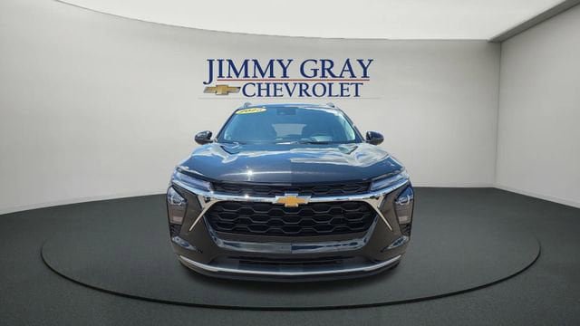 Used 2025 Chevrolet Trax LT FWD image 8