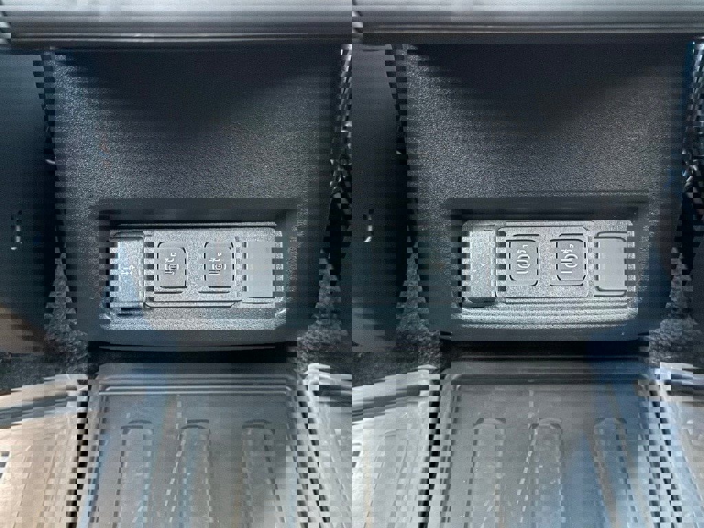 Certified 2025 Land Rover Discovery Dynamic SE image 35