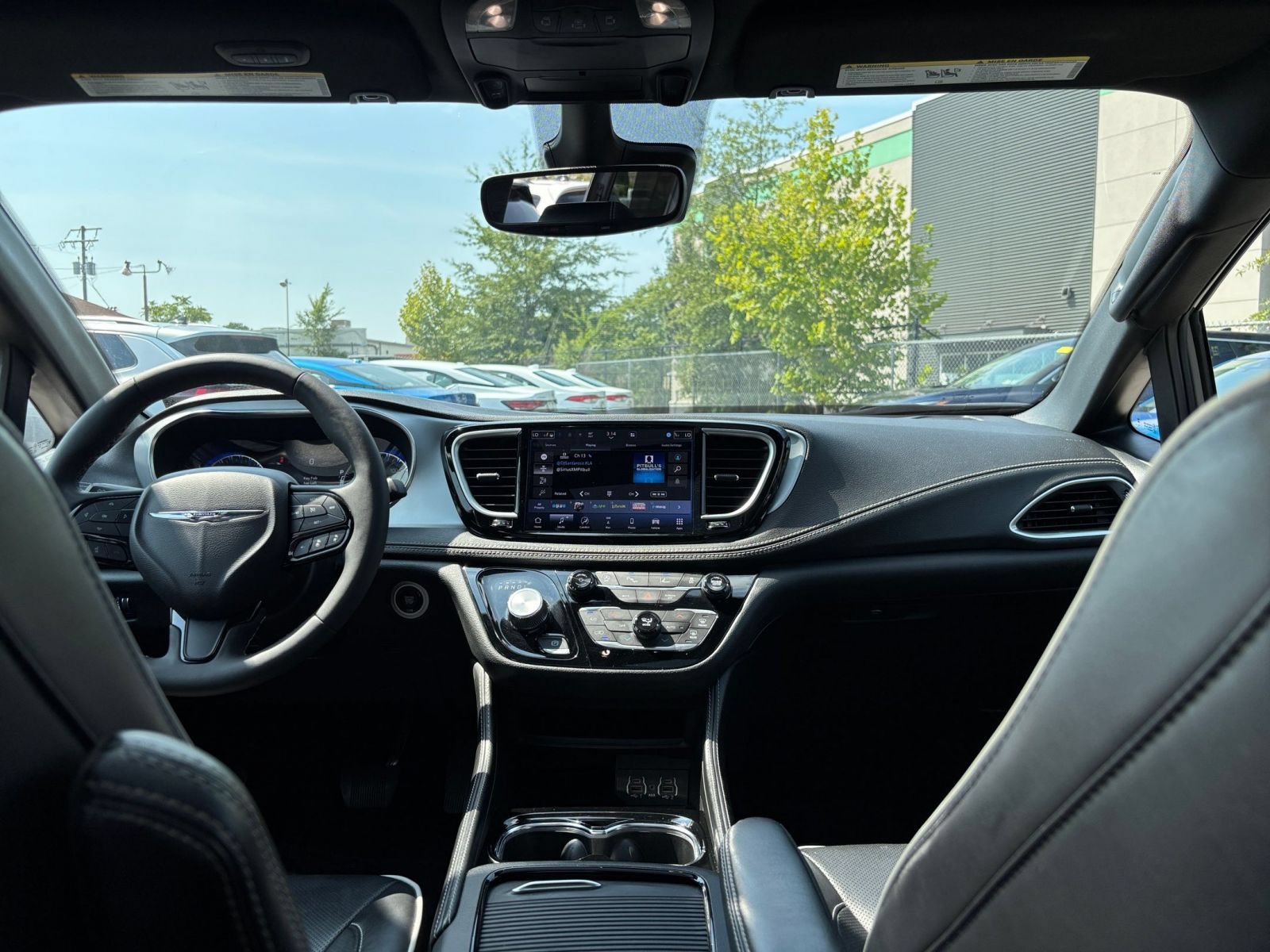 Used 2025 Chrysler Pacifica Limited FWD image 36