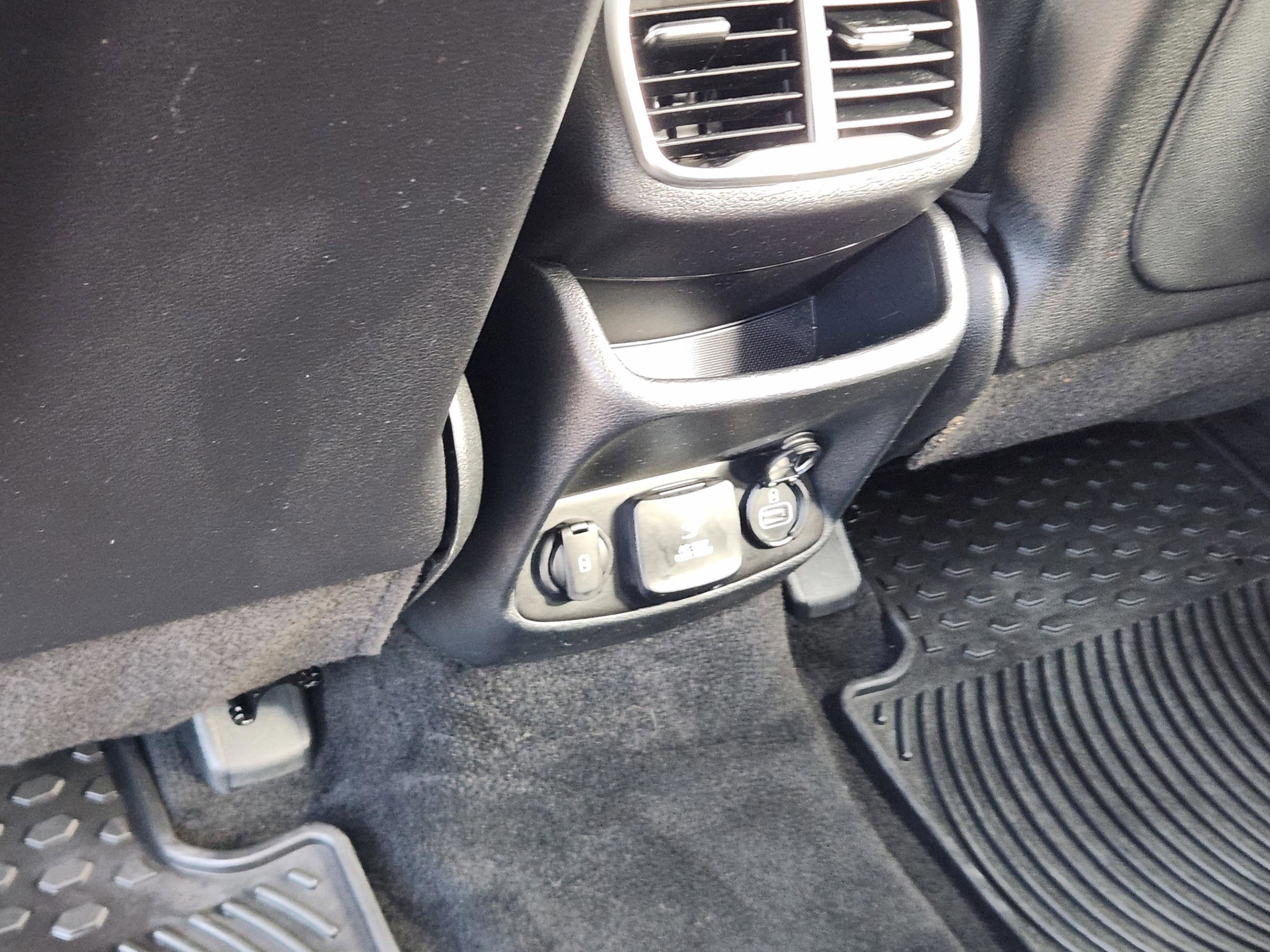 Used 2019 Hyundai Santa Fe FWD w/ Cargo Package image 28
