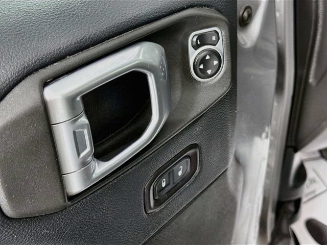 Used 2018 Jeep Wrangler Unlimited Sahara w/ Dual Top Group AWD/4WD image 18