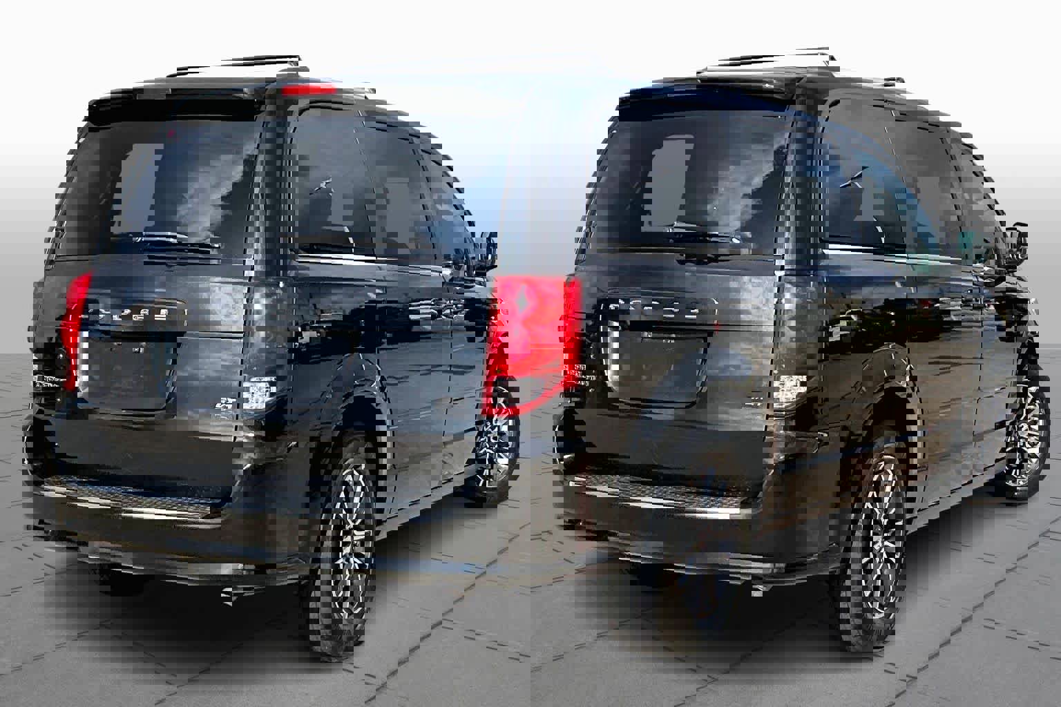 Used 2017 Dodge Grand Caravan SXT image 12