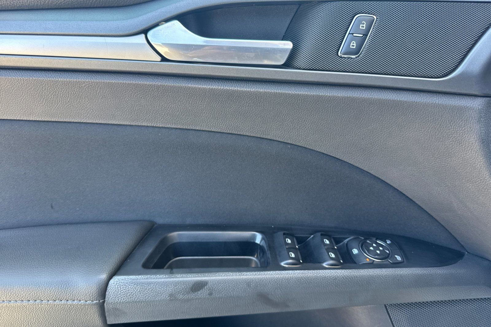 Used 2016 Ford Fusion SE FWD image 14