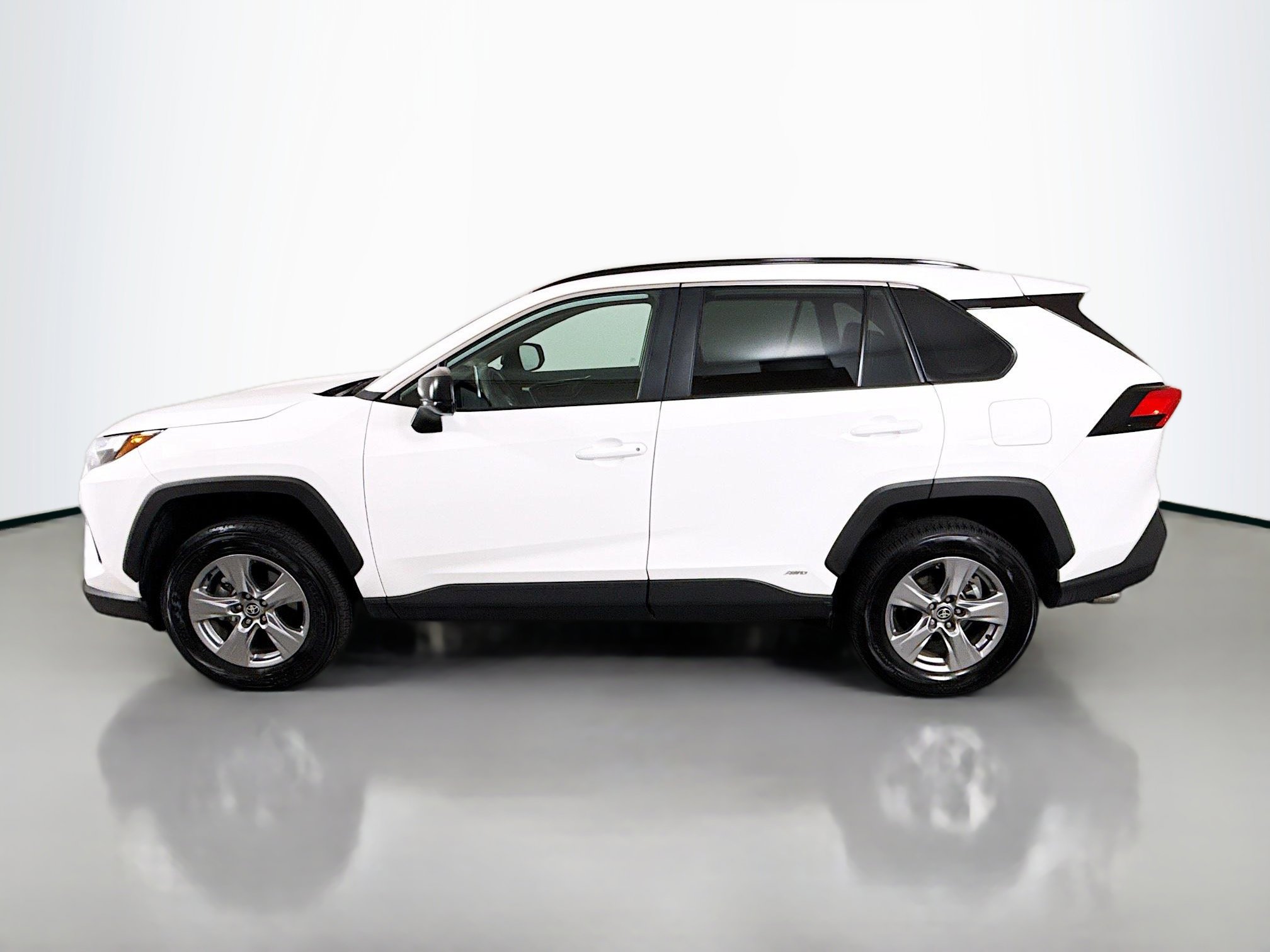 Used 2025 Toyota RAV4 LE AWD/4WD image 4