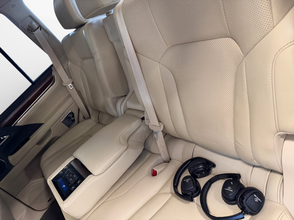 Used 2021 Lexus LX 570 4WD w/ Luxury Package image 15