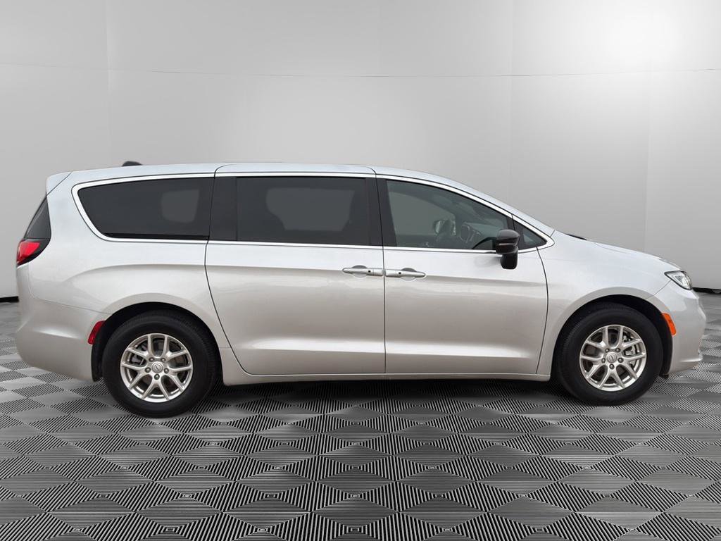 Used 2026 Chrysler Pacifica Select image 2