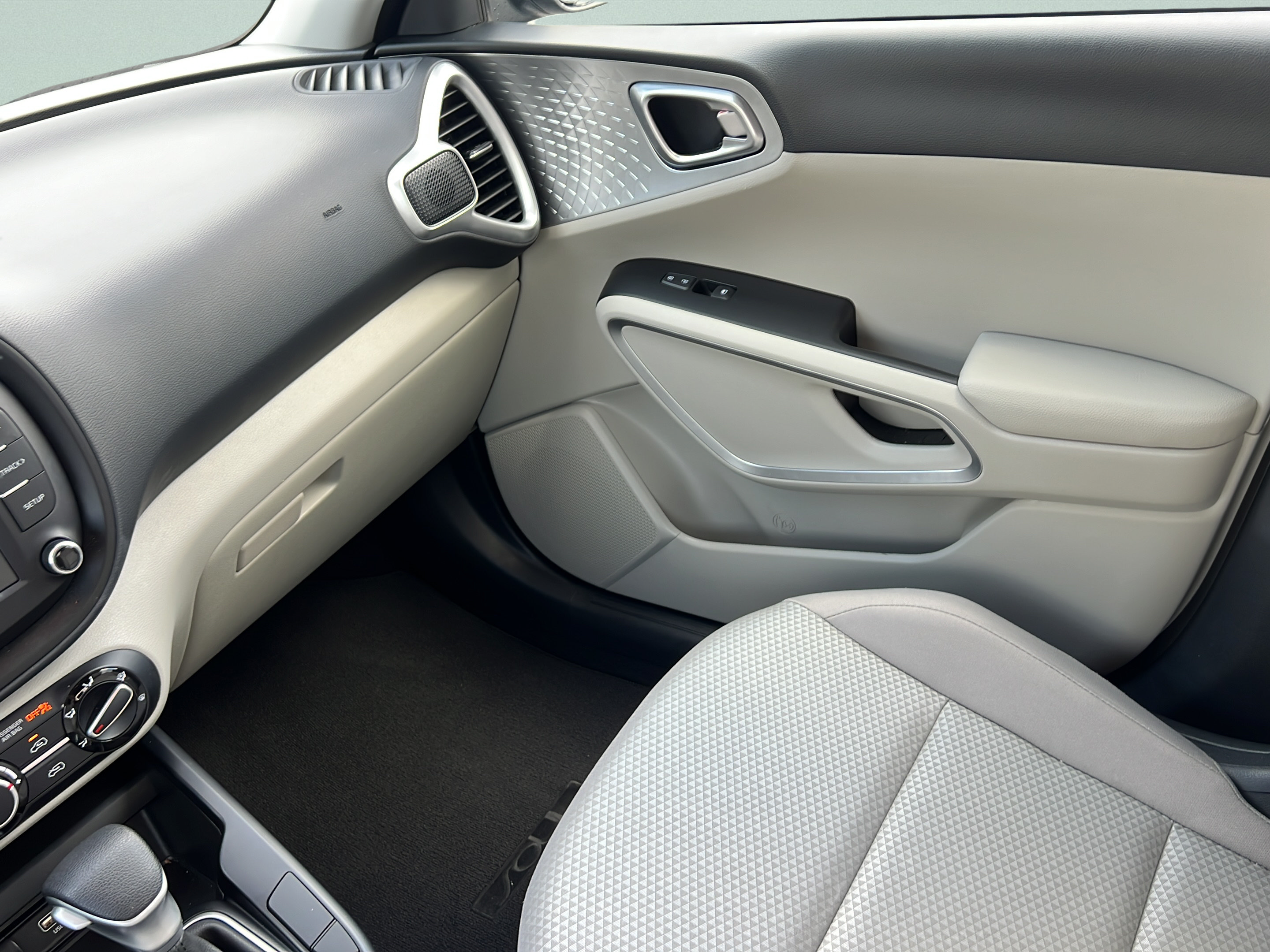 Certified 2025 Kia Soul LX w/ LX Technology Package FWD image 13