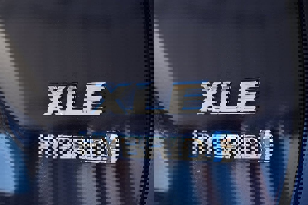 Used 2021 Toyota RAV4 XLE Premium image 10