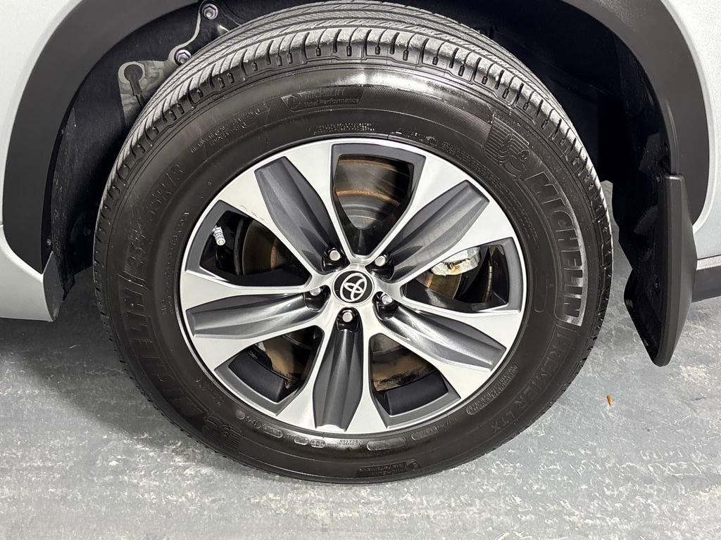 Used 2024 Toyota Highlander XLE image 35