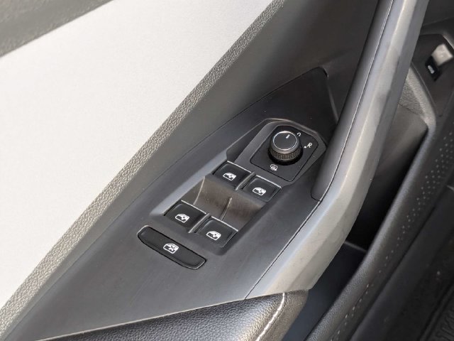 Used 2025 Volkswagen Jetta SE FWD image 19