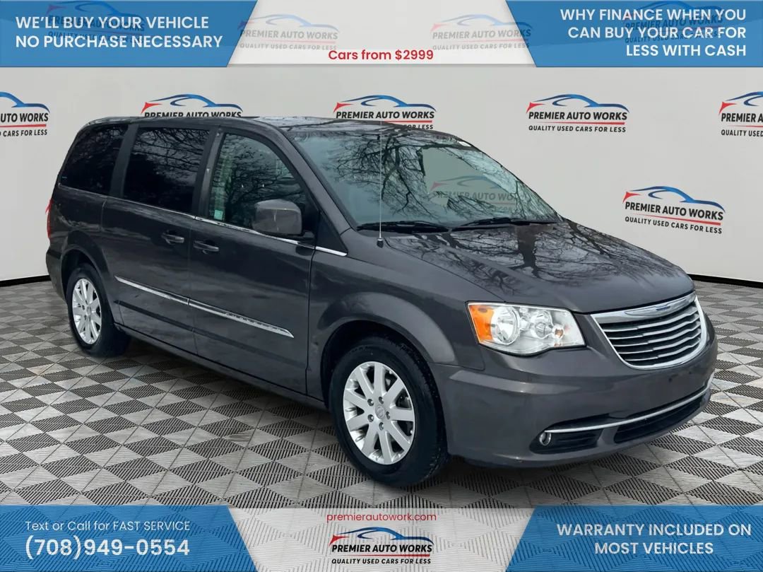 Used 2015 Chrysler Town & Country Touring image 3