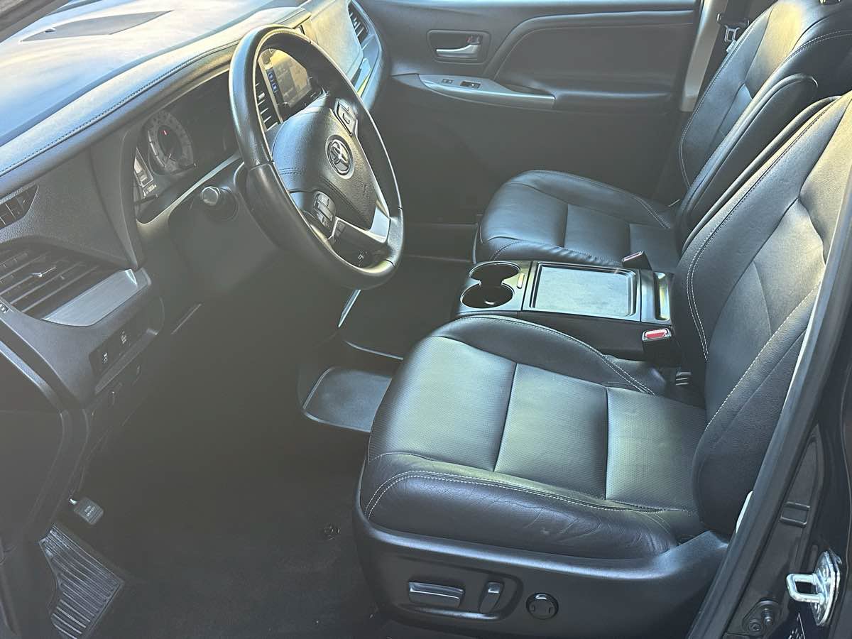 Used 2017 Toyota Sienna SE w/ SE Preferred Package FWD image 12