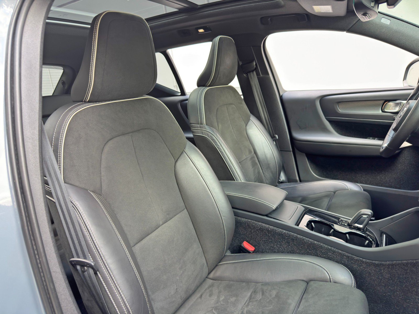 Used 2021 Volvo XC40 P8 Recharge w/ Advanced Package AWD/4WD image 36