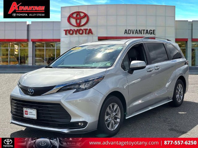 Used 2025 Toyota Sienna XLE FWD image 4