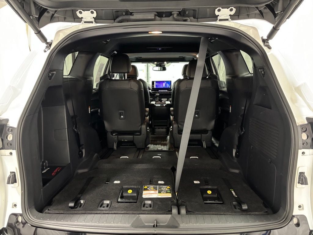 Used 2025 Toyota Sienna XSE FWD image 55