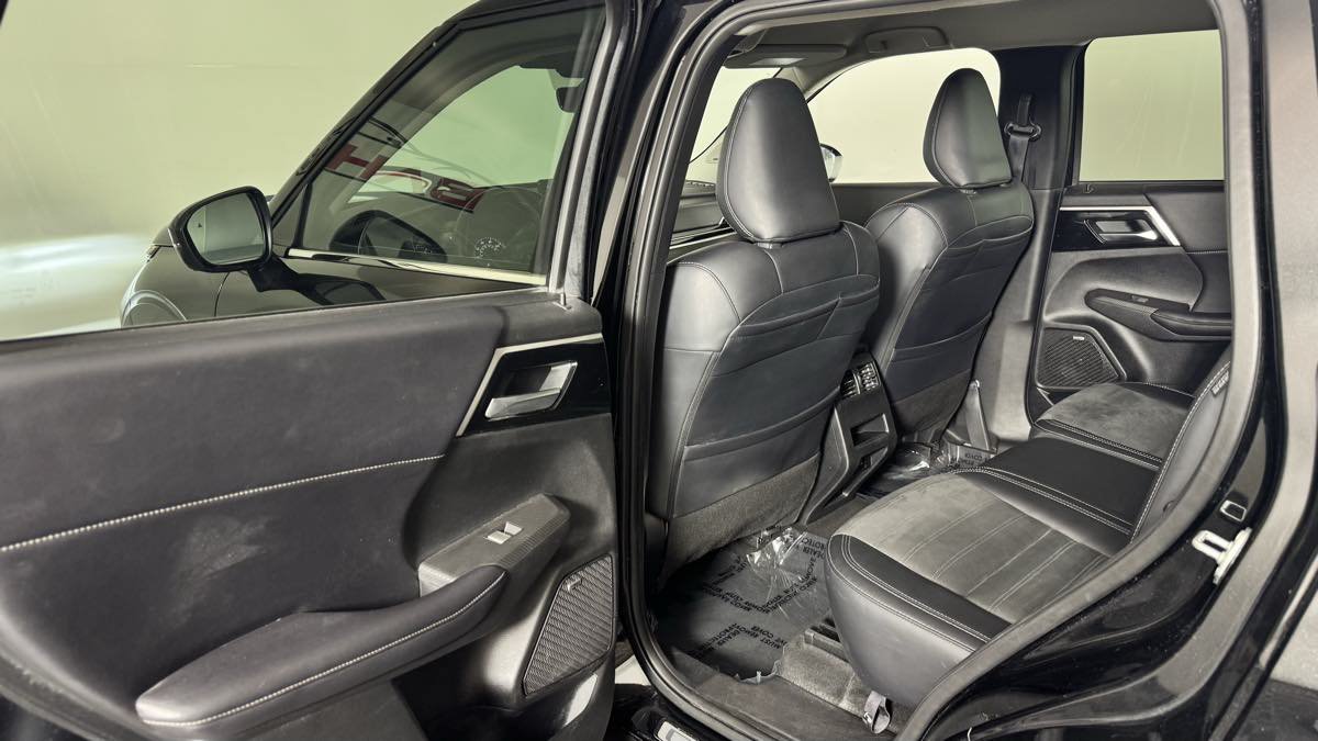 Used 2025 Mitsubishi Outlander SE FWD image 26