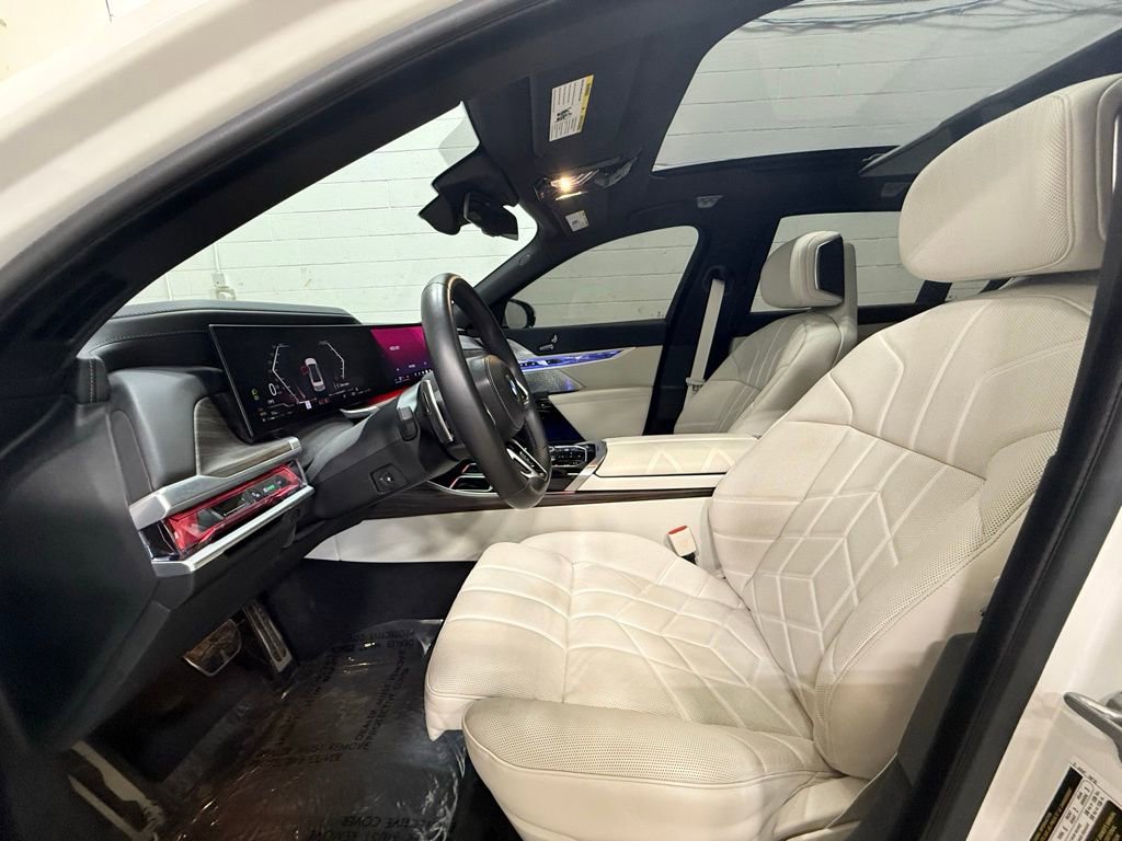 Used 2024 BMW 760i xDrive w/ Premium Package image 31